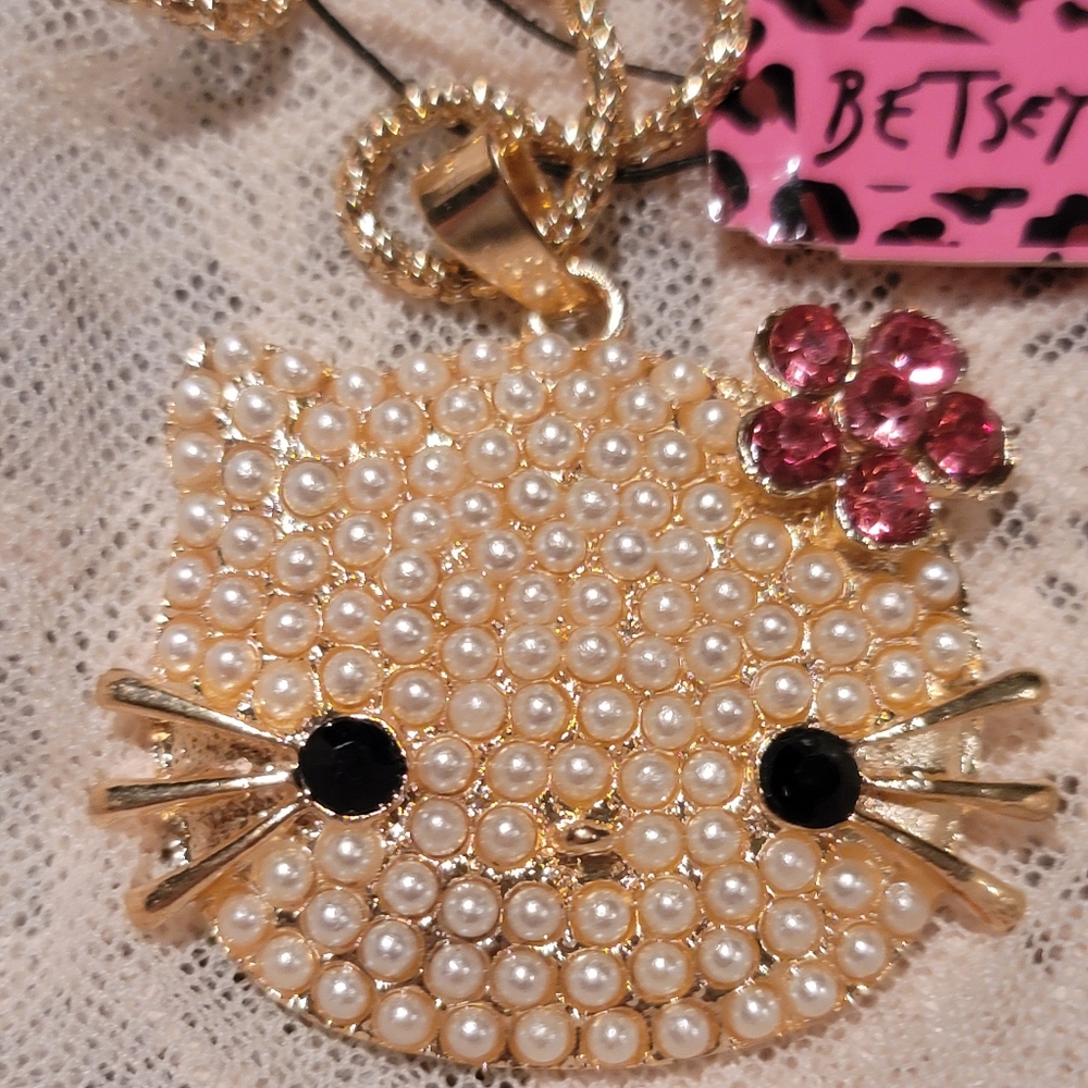 😻 Betsey Johnson Hello Kitty Pearl Pendant